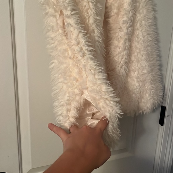 Faux fur vest, size extra large, with a soft satin lime inside. - Picture 3 of 8